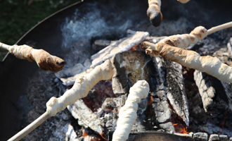 Stockrote über einem Feuer