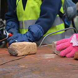 Die Waldkindergarten-Kinder beim Bauen