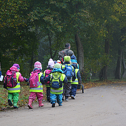 Der Waldkindergarten auf dem Weg in den Wald