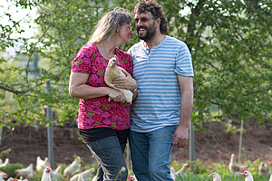 Babette und Claus Andresen von Andrehend - Ökologischer Landbau mit ihren Hühnern