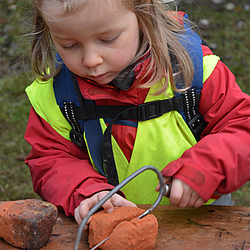 Die Waldkindergarten-Kind beim Bauen